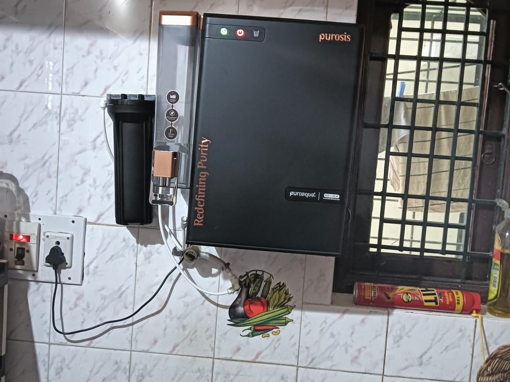 Wall-mounted RO purifier installed in a home kitchen